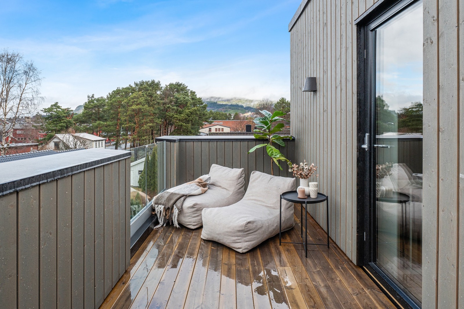 Fra eiendommen er det gangavstand til bla. skole, barnehage idrettsanlegg Galleribilde