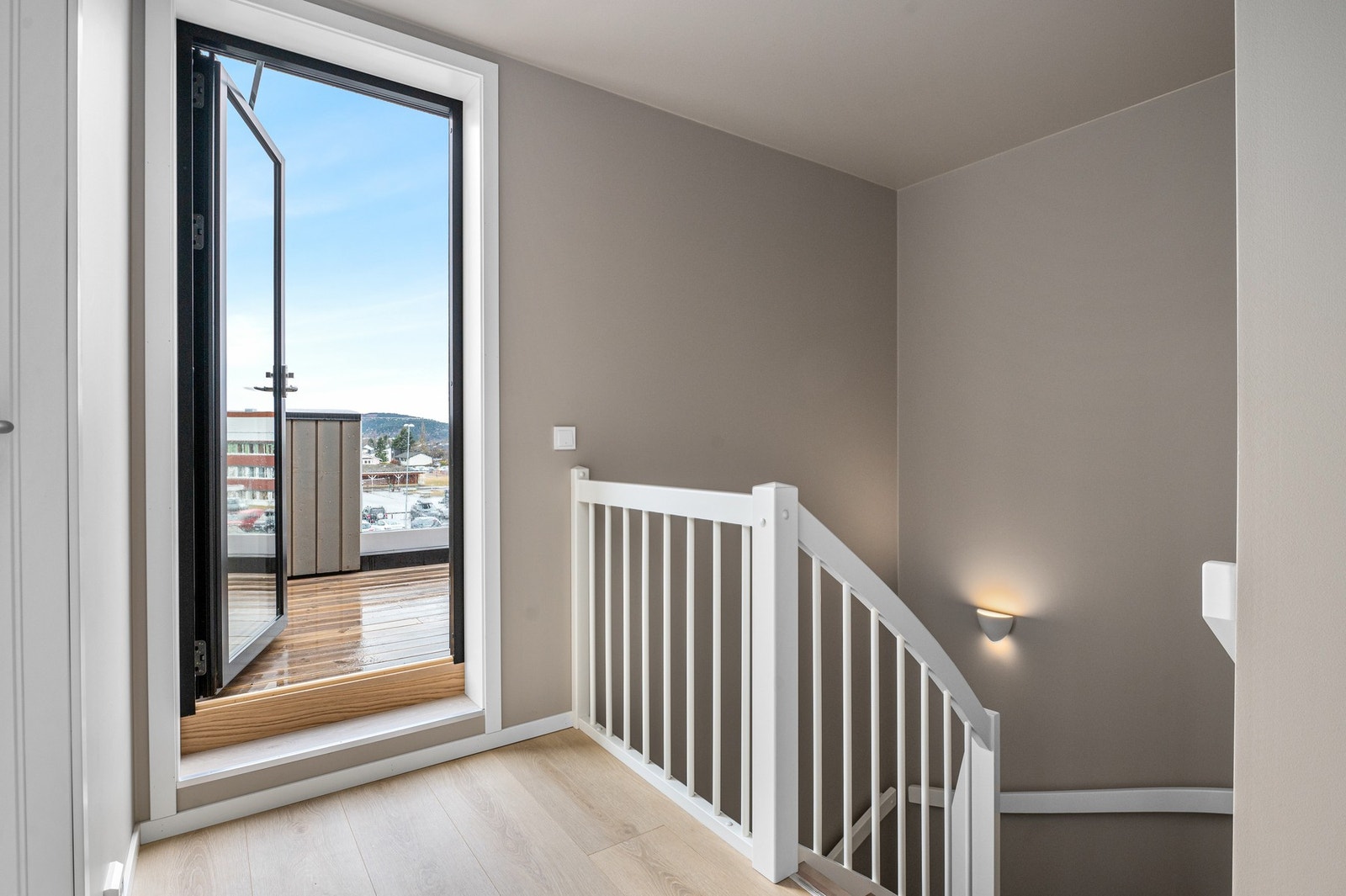 Boligen har flere lekre uteplasser med utgang fra hver etasje. Galleribilde