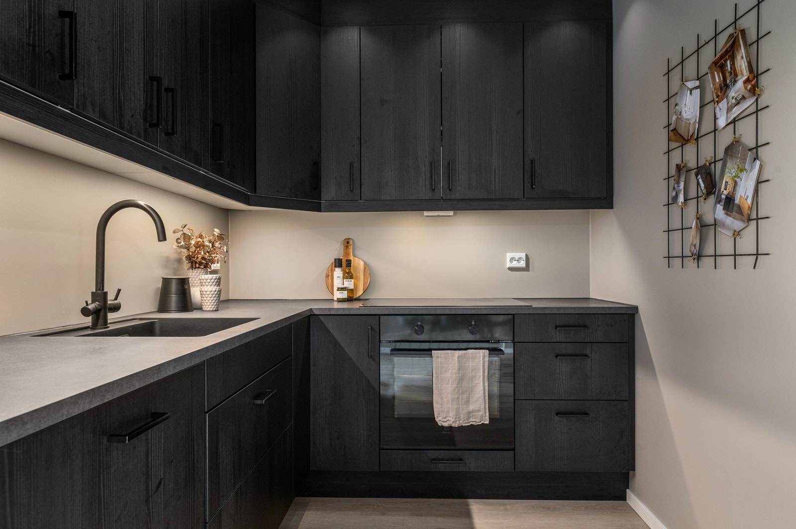 Her får du integrerte hvitevarer som oppvaskmaskin, stekeovn, induksjonstopp og kombinert kjøle- og fryseskap. Galleribilde