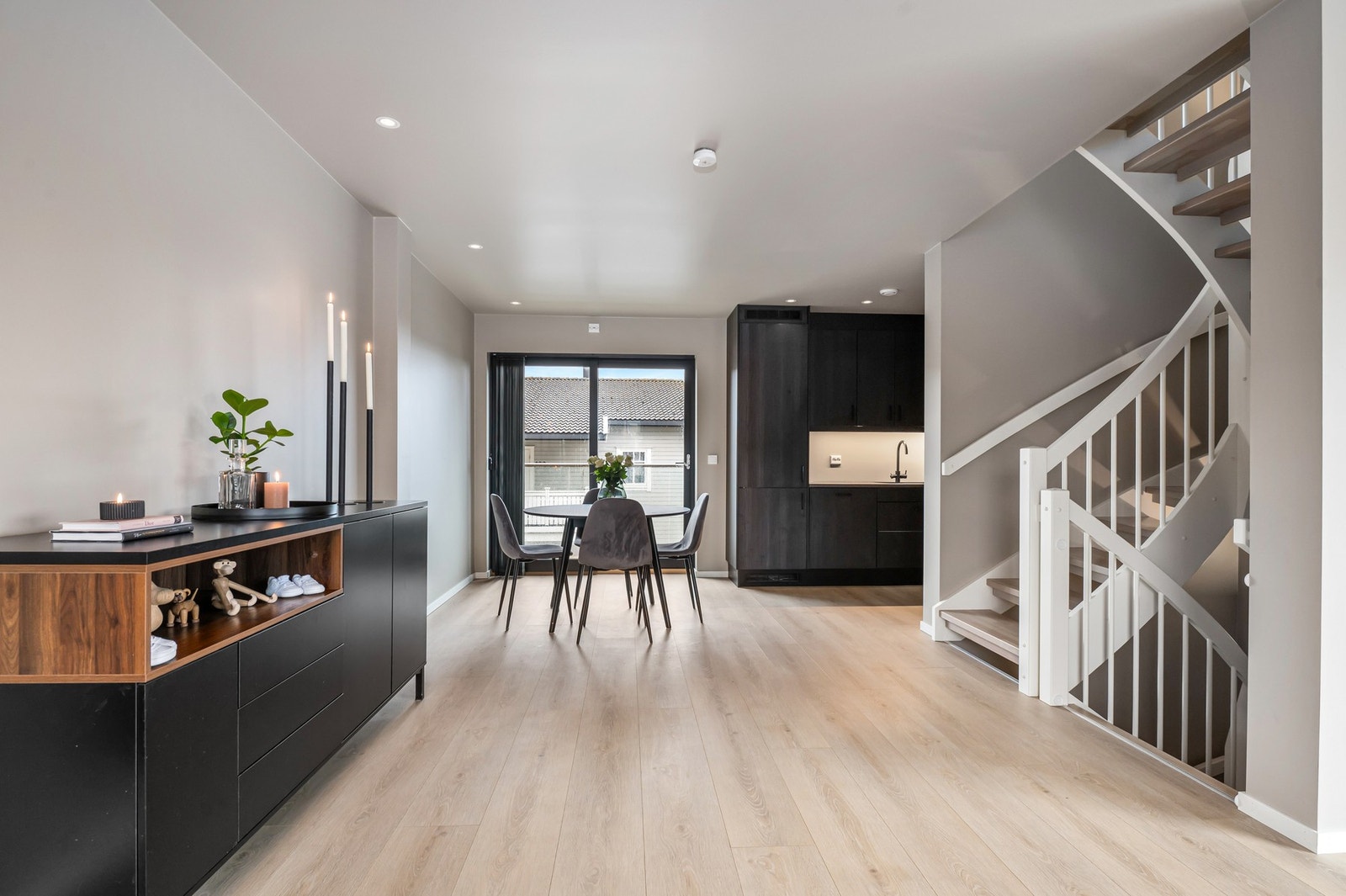 Rekkehuset går over fire plan og har totalt 3 soverom. Galleribilde