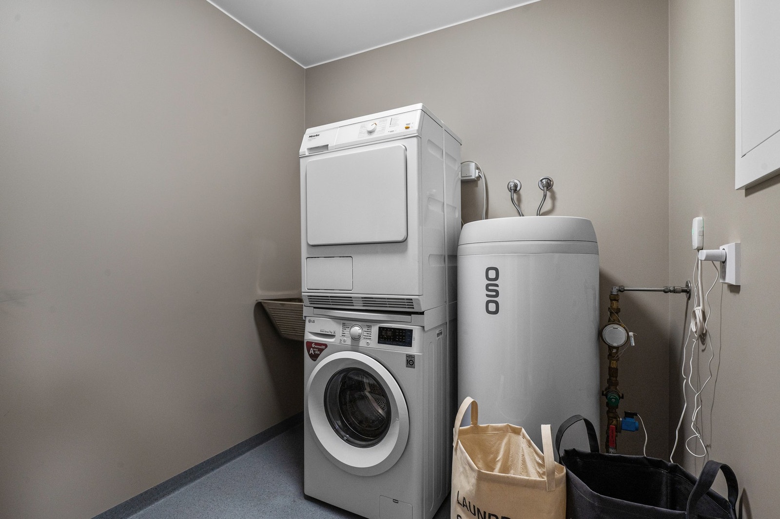 I kjelleren finner du et vaskerom på hele 7,5 kvm. Her har du opplegg til vaskemaskin og det er montert en utslagsvask. Galleribilde