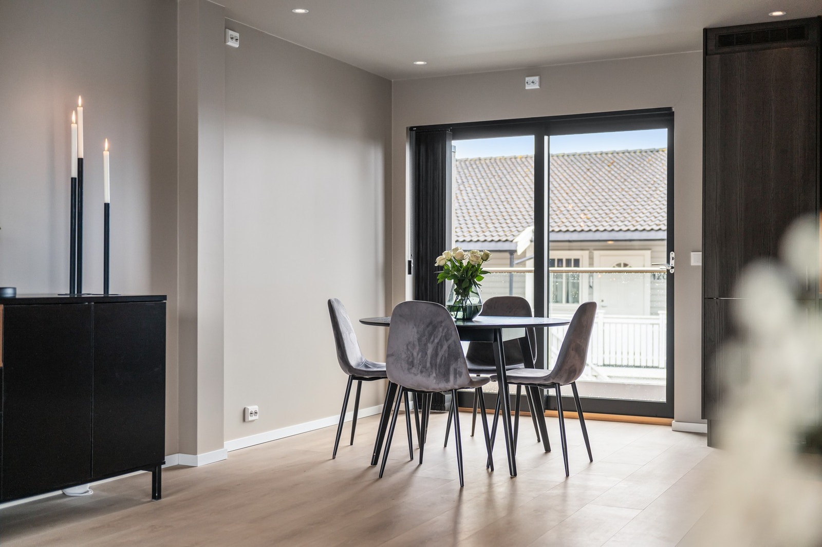 Gjennomgående lysinnslipp gir stuen en god romfølelse. Galleribilde