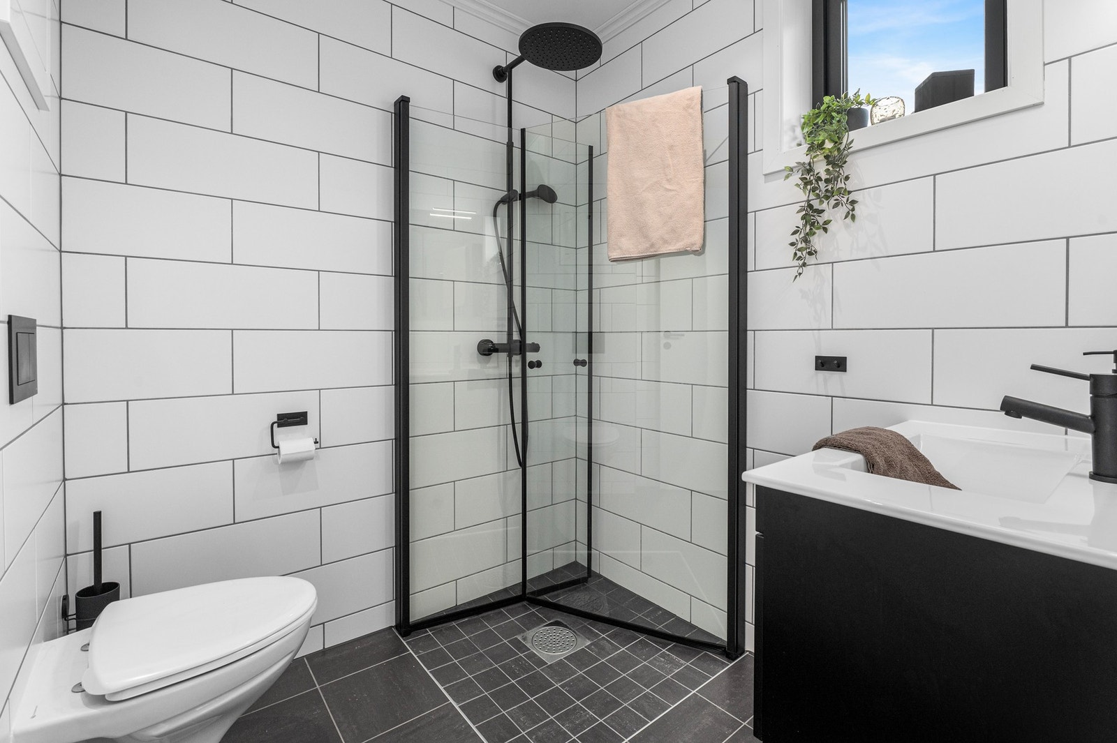 Flislagt baderom i tredje etasje på 3,5 kvm. Her får du vegghengt toalett, servantskap med oppbevaringsplass, gulvvarme og dusjhjørne med innfellbare dusjvegger. Galleribilde