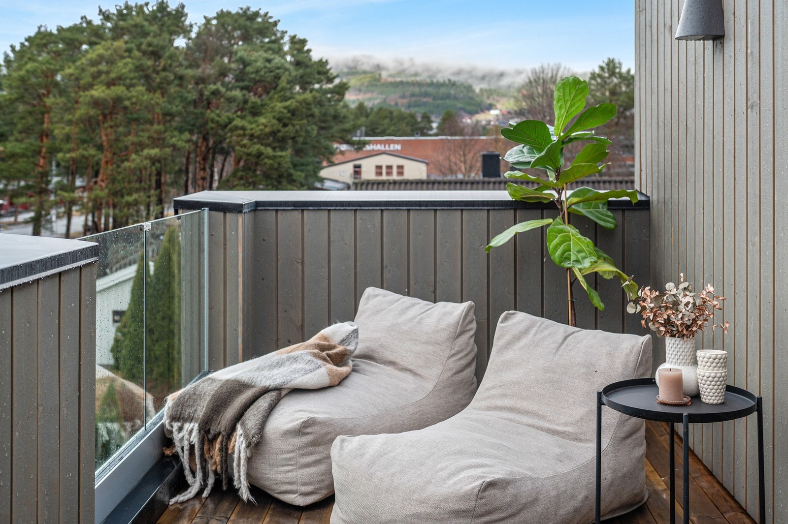 Boligen har to terrasser som er vendt mot vest. Galleribilde