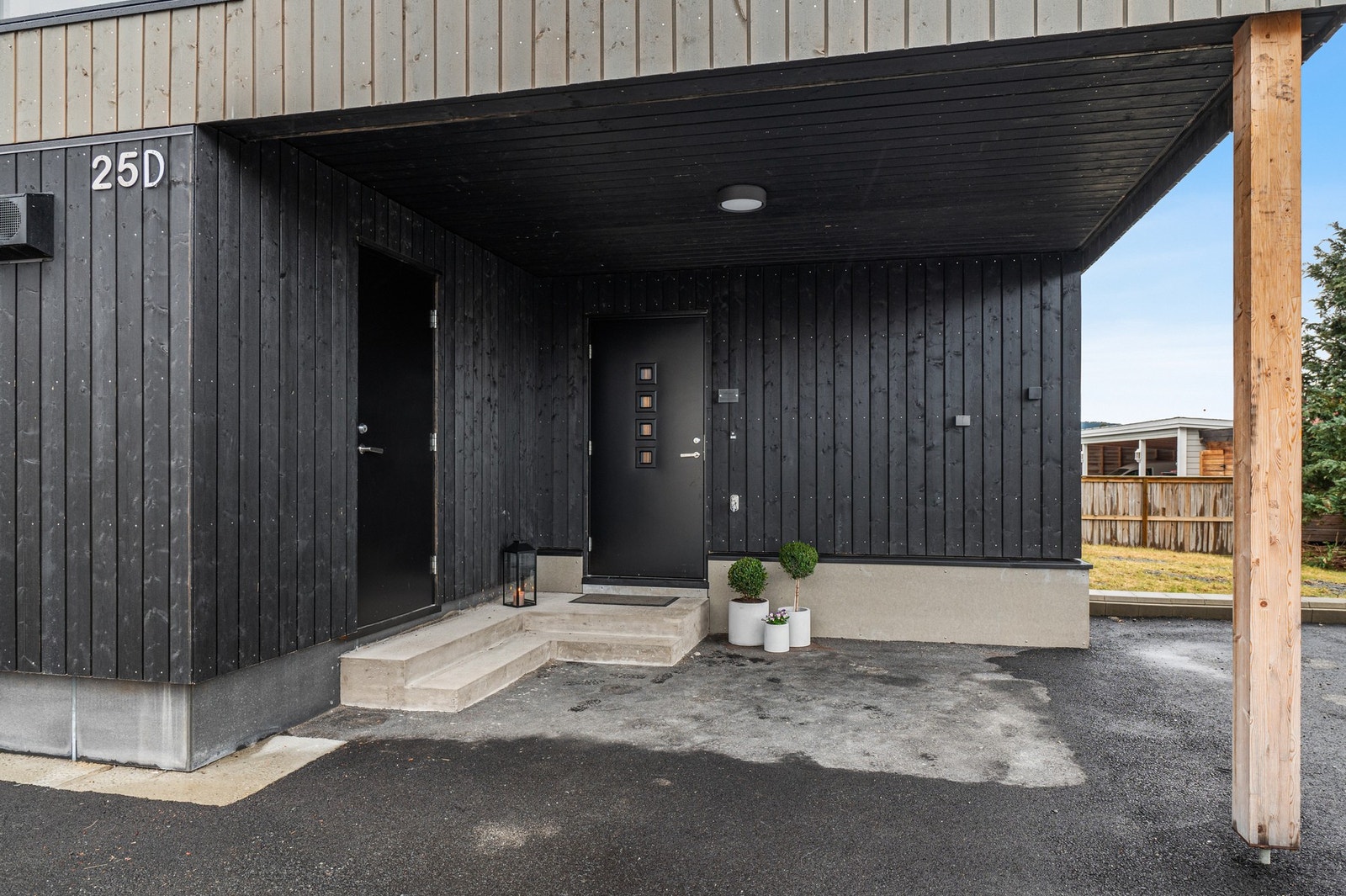 Carport. Det er også en egen inngang til praktisk utebod. Galleribilde