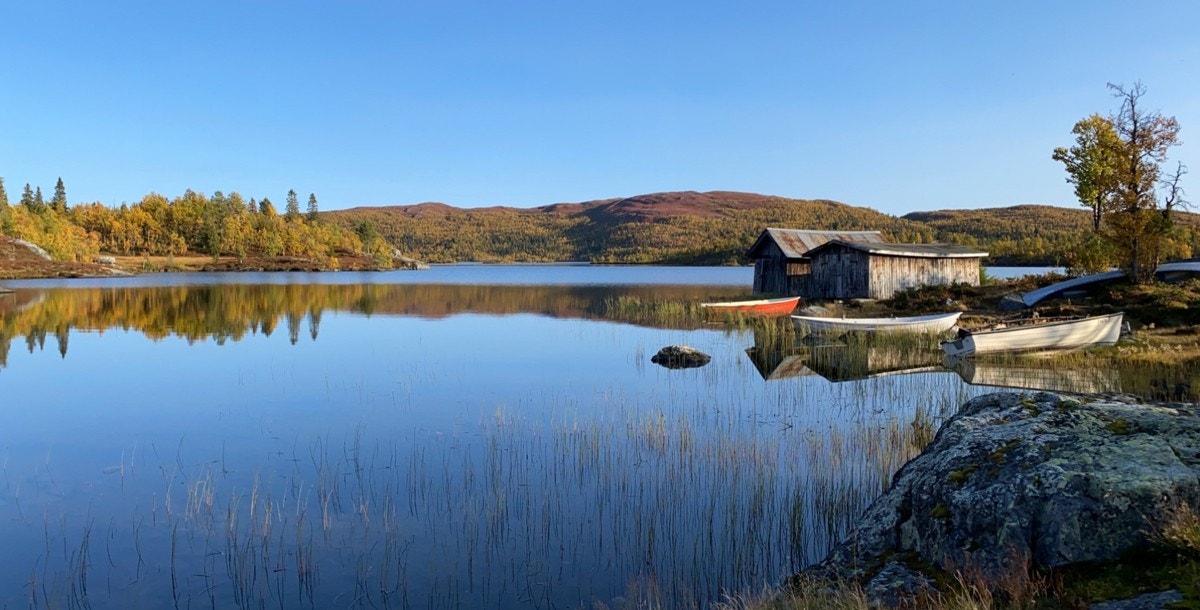 Hva er vel mer avslappende enn å bare skue utover et stille fjellvann? Galleribilde