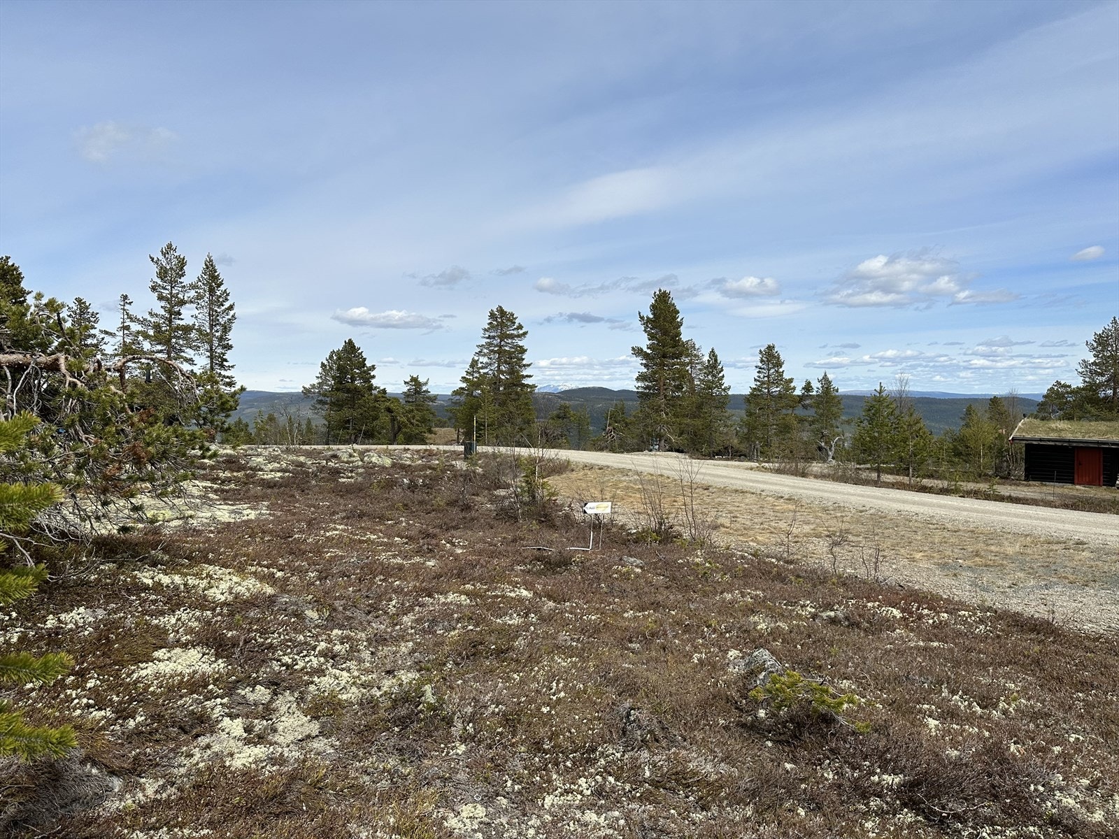 Flott utsikt mot fjell og nærområder. Galleribilde