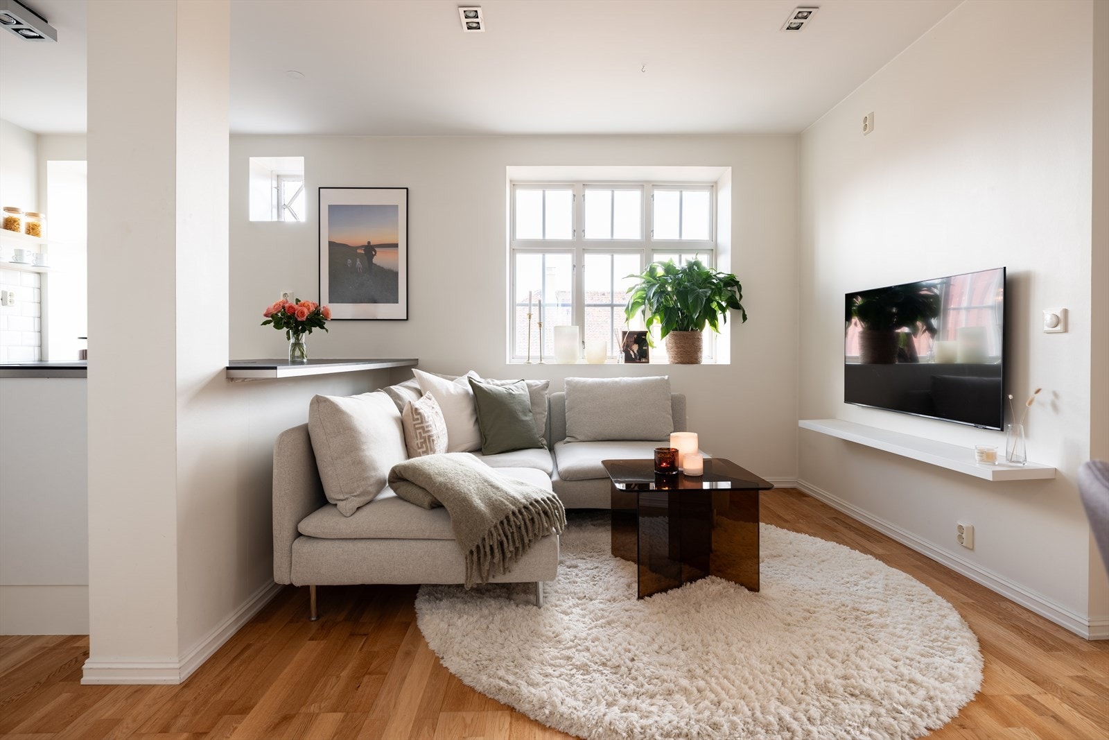 Leiligheten strekker seg over 42m², og byr på en meget god planløsning. Her kan man enkelt møblere stuerommet i flere soner. Den åpne stue- og kjøkkenløsningen byr forøvrig på 23,5m². Galleribilde