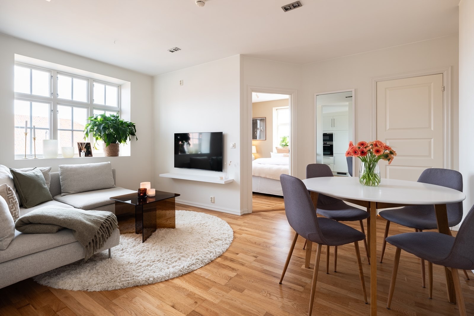 Det er lave felleskostnader på kun 2 387,- per måned, som inkluderer blant annet TV, internett og diverse drift og vedlikehold iht. regnskap. Galleribilde