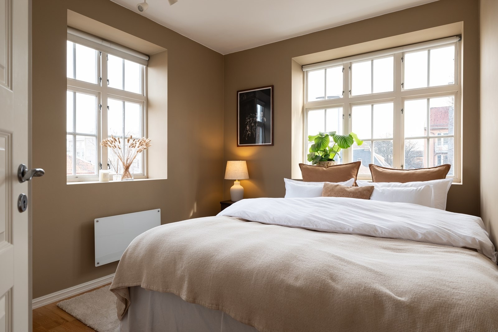 Soverommet er av god størrelse, og strekker seg over 9m². Med hjørnebeliggenhet får man rikelig med lysinnslipp fra to himmelretninger. Galleribilde