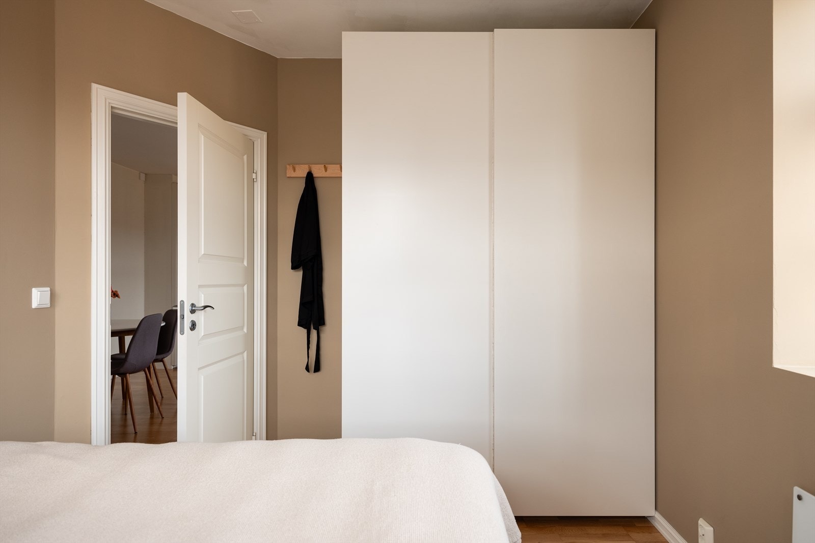 Soverommet innehar et romslig garderobeskap som medfølger handelen. Galleribilde