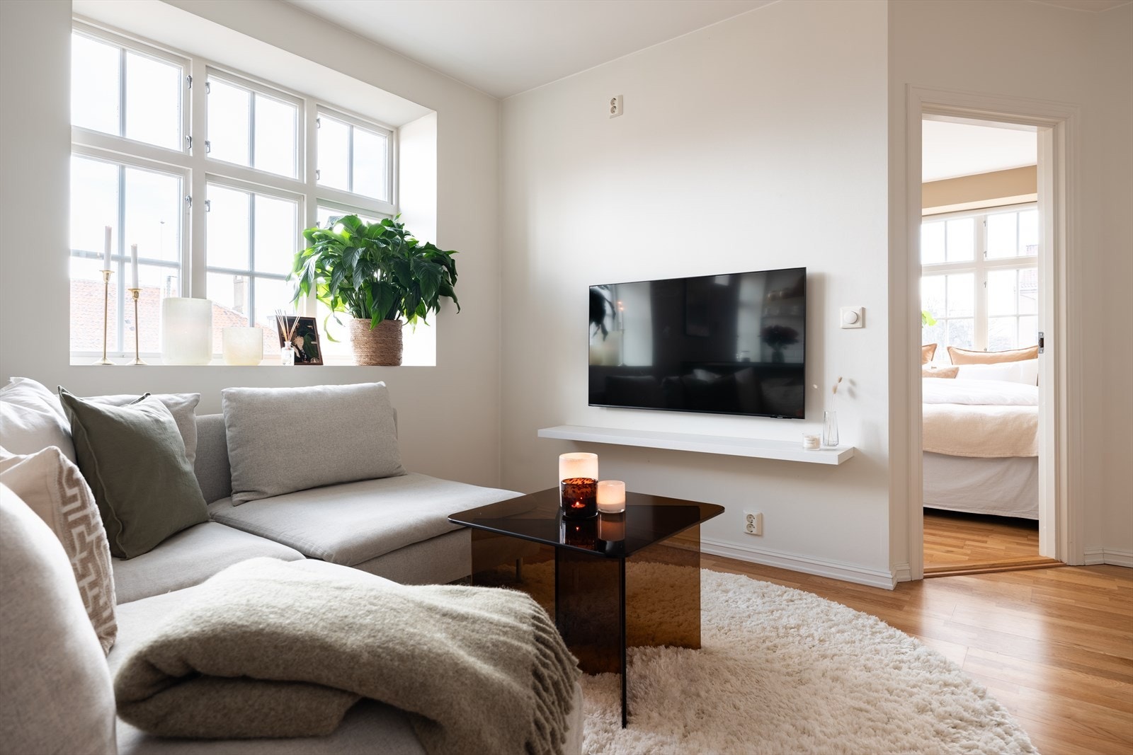 I klassisk bygårdsstil byr leiligheten dype karmer og rause vindusflater som serverer leiligheten med naturlig dagslys. Galleribilde