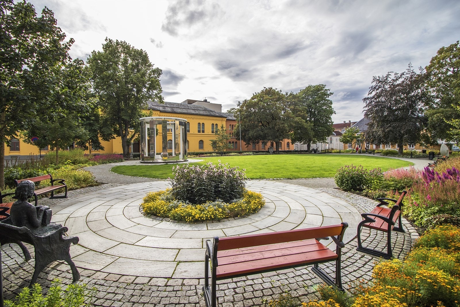 Like bortenfor leiligheten finner man Museumsparken, hvor man kan nyte solværsdagen. Galleribilde