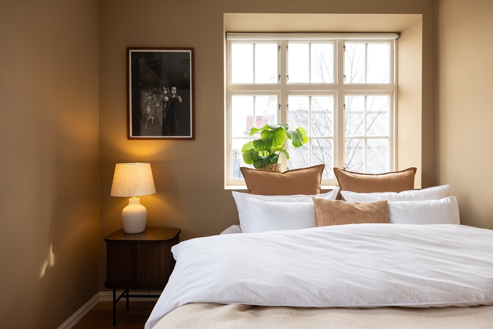 Rommet er oppmalt i Impression, en lun og gyllenbrun tone fra Jotun. Galleribilde