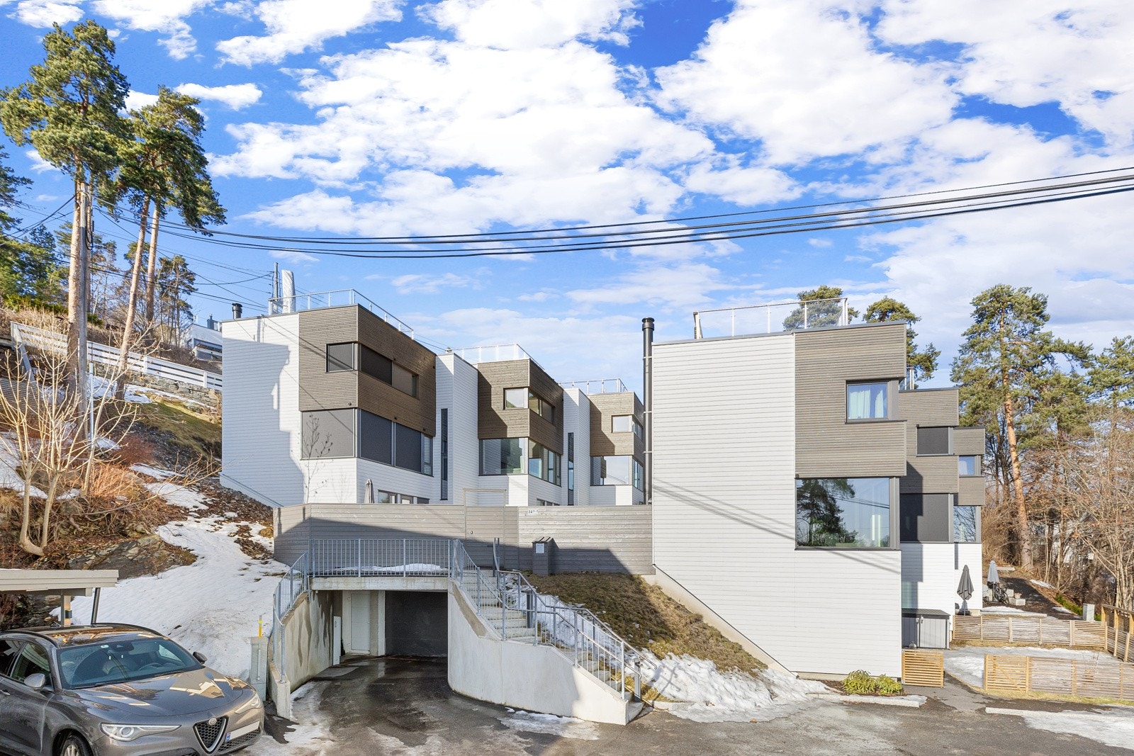 Det medfølger én parkeringsplass med ladestasjon for elbil i felles underjordisk garasjeanlegg. Herfra kan man gå tørrskodd inn i huset via en sluse i underetasjen. Galleribilde