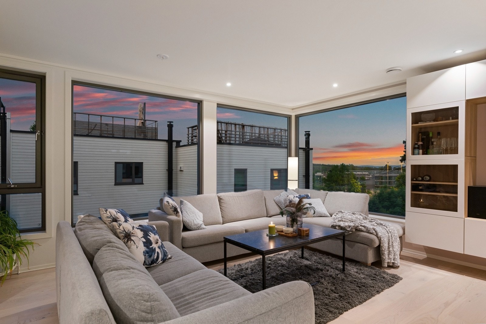 Stuen og kjøkkenet danner et åpent og virkelig lekkert allrom, med gulvvarme samt flotte lys- og utsiktsforhold via store vindusflater i tre himmelretninger. Galleribilde