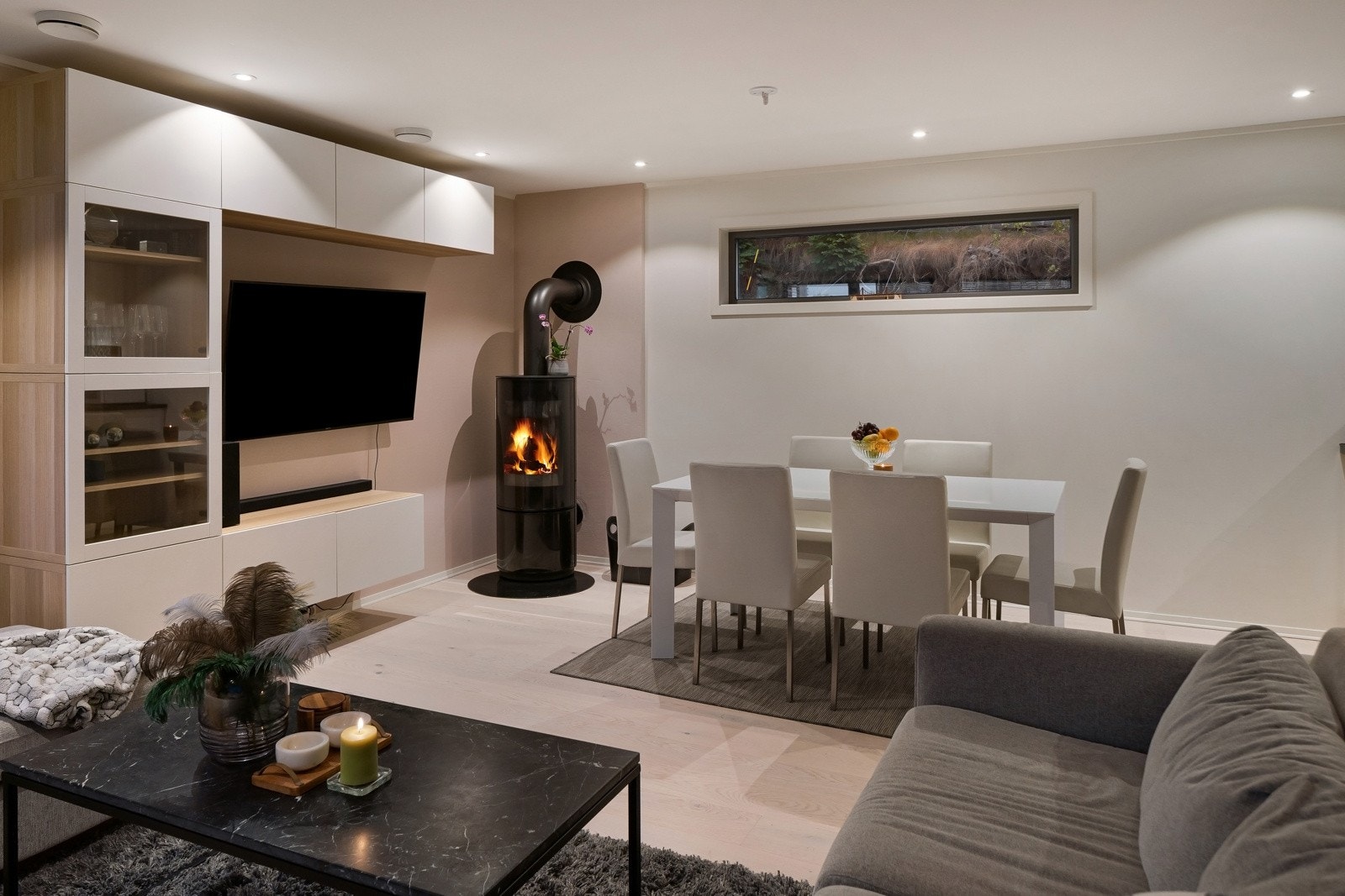 Lune kvelder sikres av en peisovn, og dagslyset suppleres ypperlig av downlights rundt deler av himlingen. Galleribilde