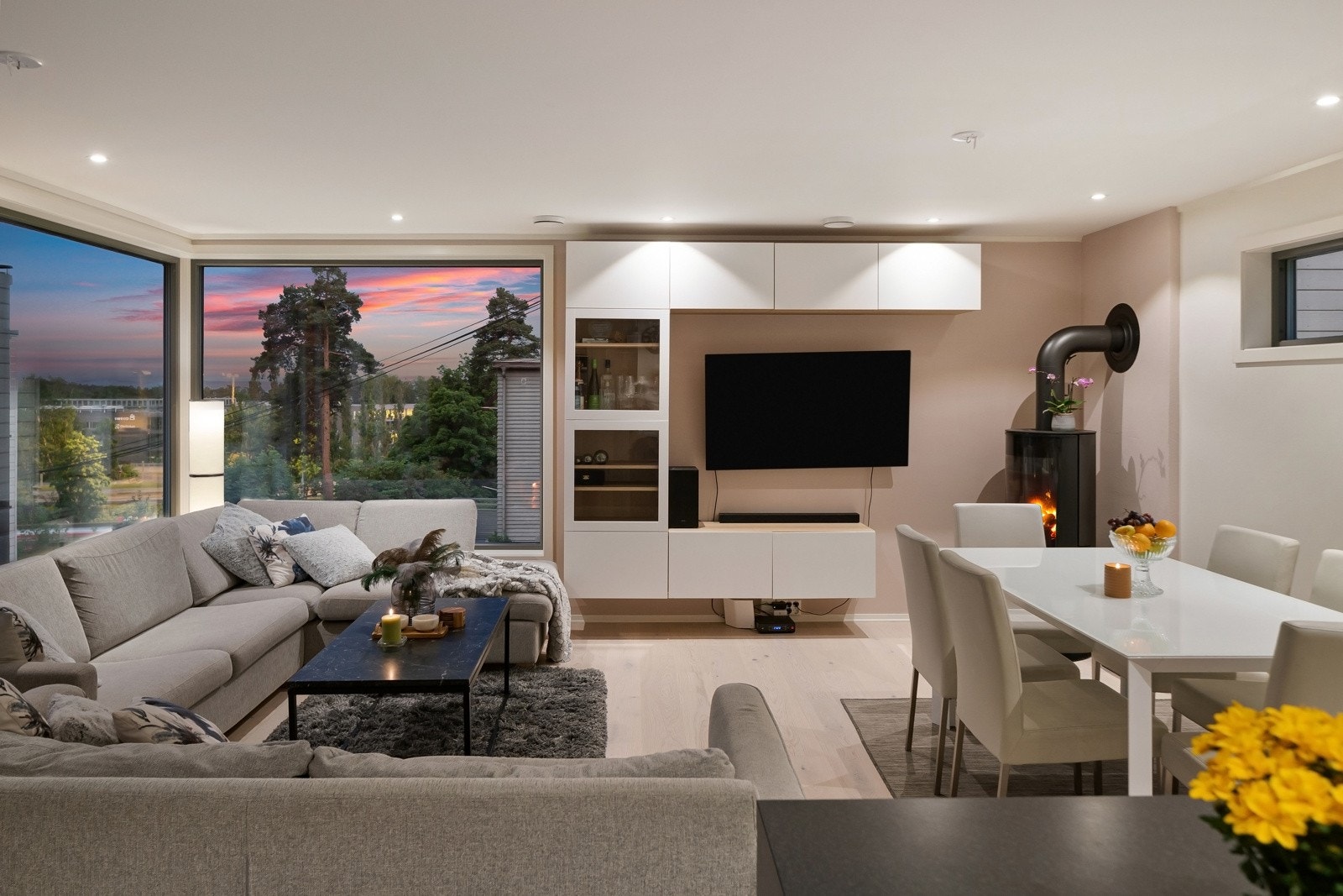 Stuen er naturlig inndelt i ulike brukssoner, og det passer utmerket å innrede med spiseplass ved kjøkkeninnredningen. Galleribilde