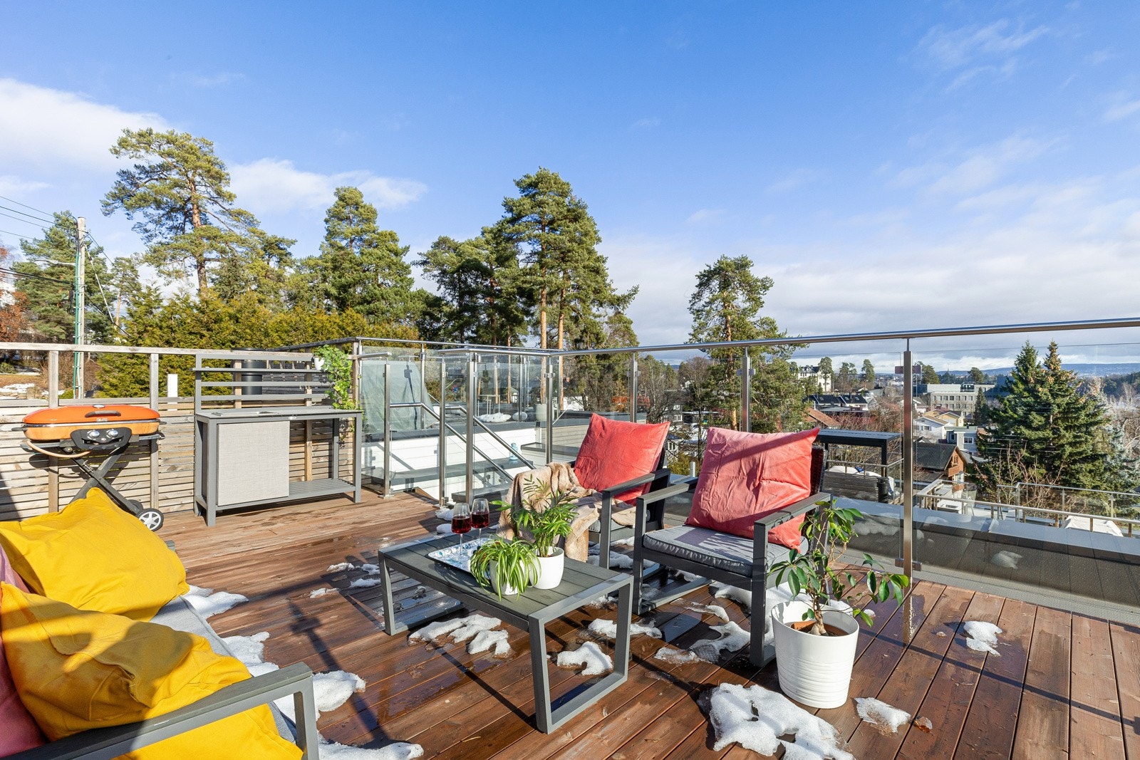 Livet utendørs nytes til fulle på en flott takterrasse på ca. 23 kvm med utsikt mot Oslofjorden. Det er også uteareal på boligens fremside og bakside. Galleribilde