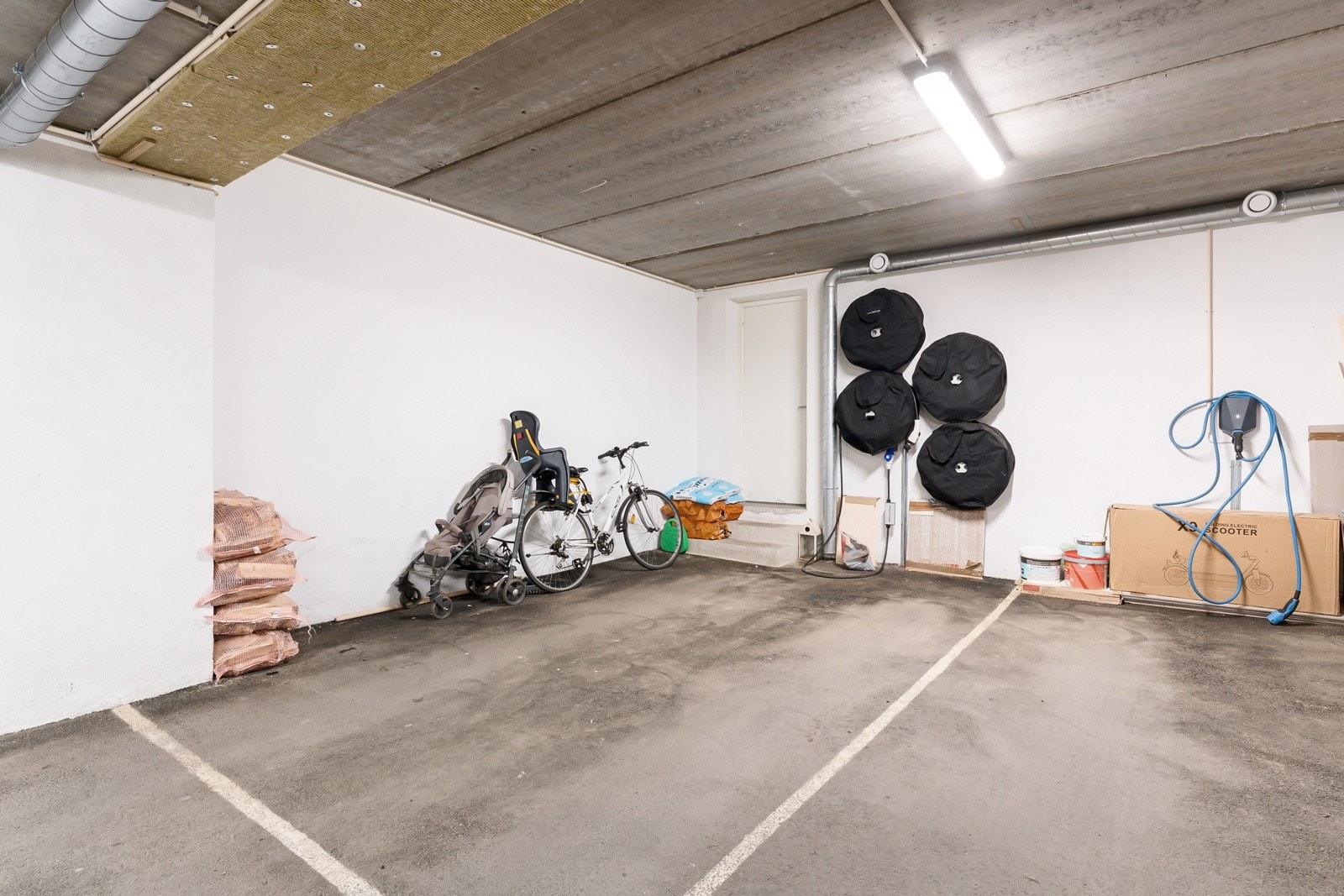 Det medfølger én parkeringsplass med ladestasjon for elbil i felles underjordisk garasjeanlegg. Galleribilde