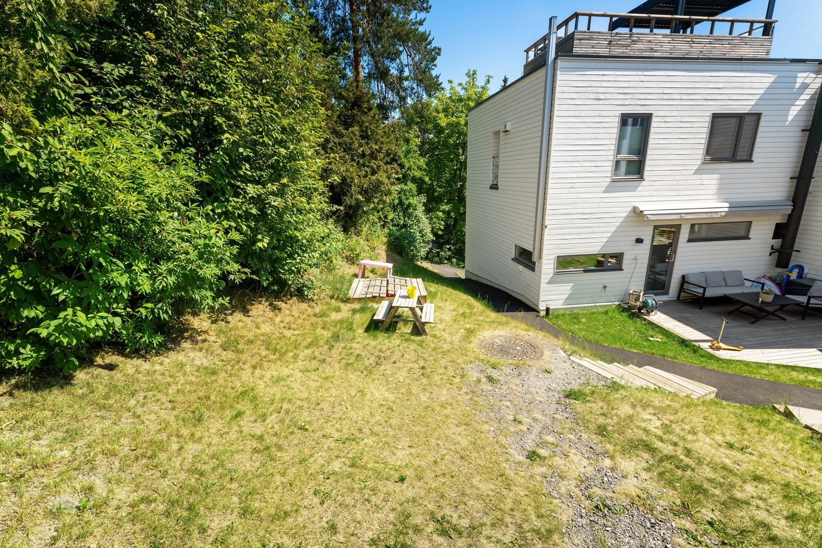 Rundt rekkehusene er det mye luft og store grøntområder. Videre er det planert og opparbeidet fellesareal - et flott sted for lek og moro! Galleribilde