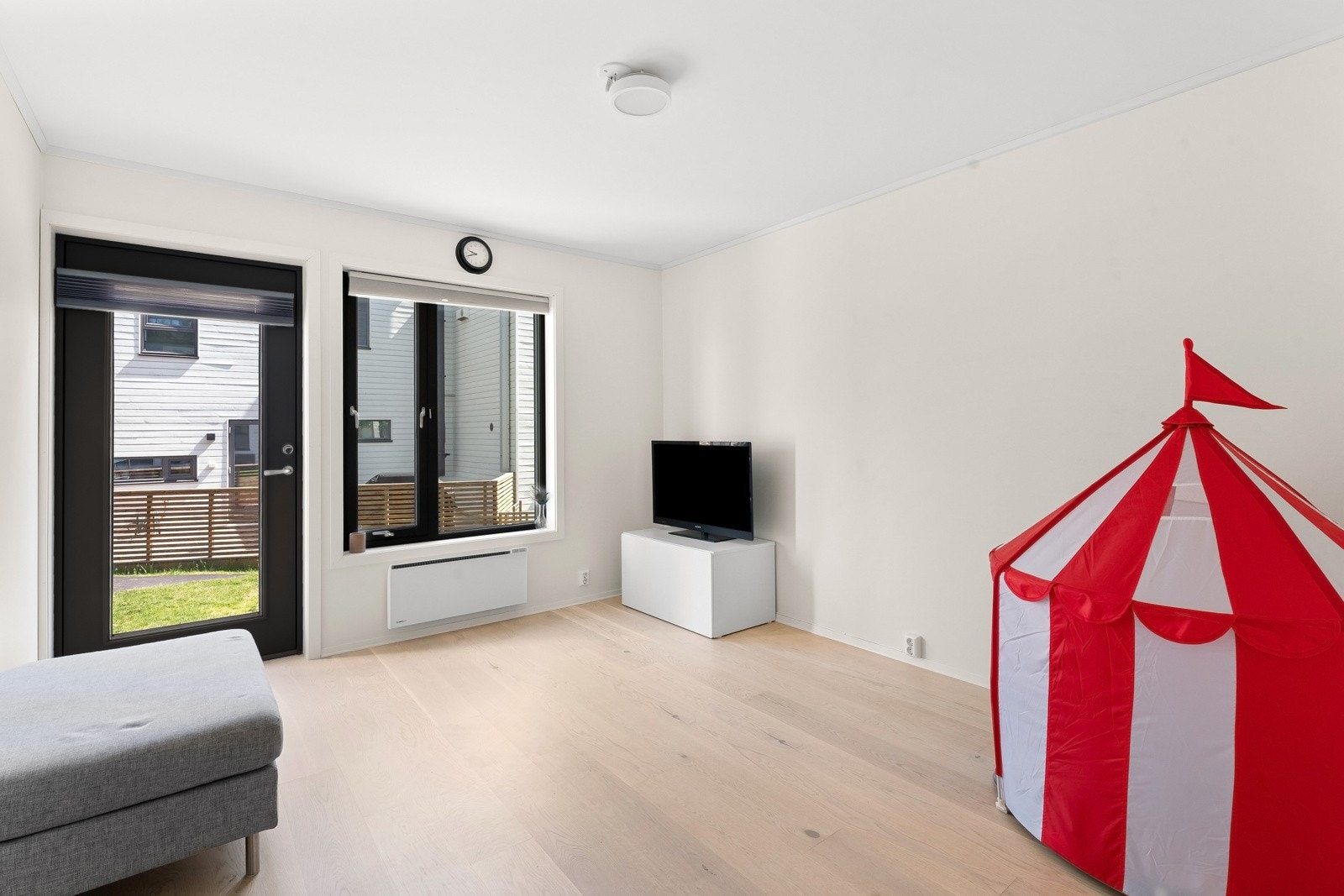 Det ene soverommet nede benyttes i dag som stue. Her er det utgang til forhagen, og rommet ligger i suiteløsning med det ene badet. Rommet antas dessuten å kunne egne seg godt for etablering av praktikantdel/hybel, alternativt som master bedroom. Galleribilde