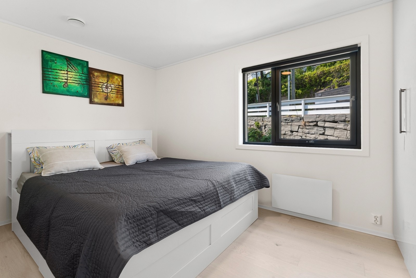 Rekkehuset har fire smakfulle soverom med duse farger og 1-stavs parkettgulv - et i første etasje og tre i tredje etasje. På hovedsoverommet oppe er det plass til dobbeltseng, og i rommet står det et stort garderobeskap med hvite fronter. Galleribilde