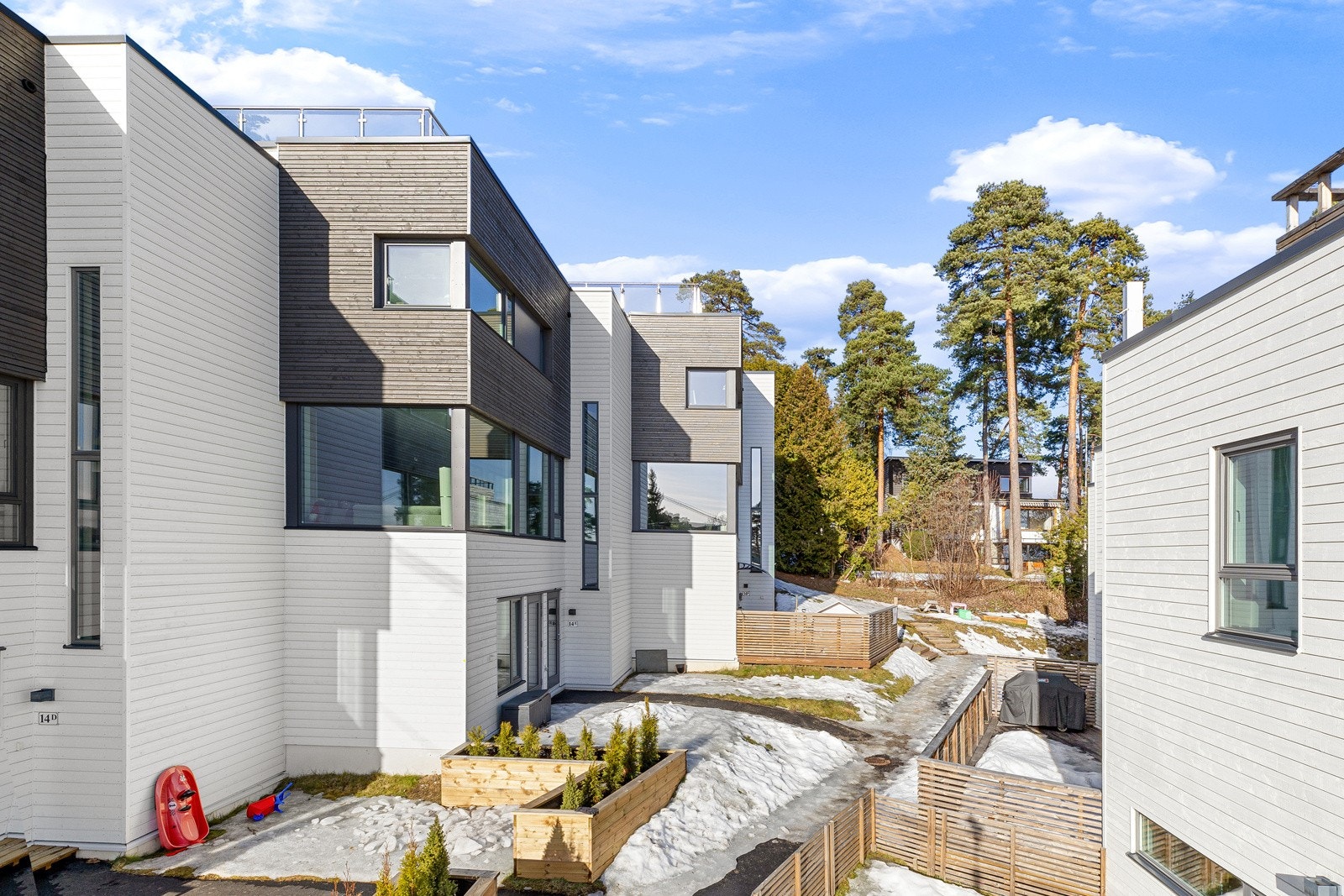 Innholdsrikt rekkehus fra 2020 med takterrasse med fjordutsikt, peis og garasjeplass. Mulighet for hybel. Barnevennlig. Galleribilde