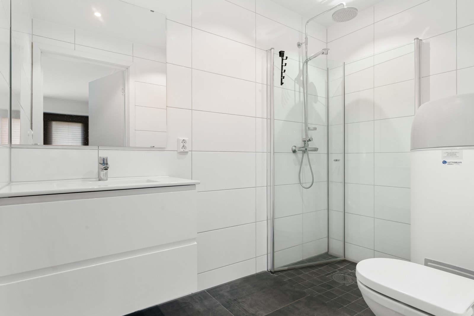 Det ene badet nede ligger i tilknytning til soverommet - en behagelig hverdagsluksus. Galleribilde