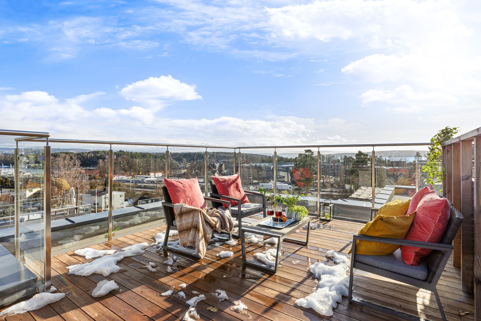 Fra gangen i tredje etasje er det trapp opp til en flott takterrasse på ca. 23 kvm. Galleribilde