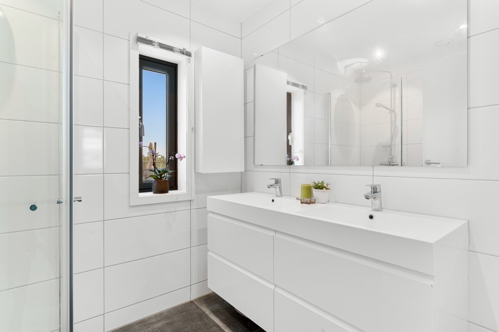 Bad i tredje etasje - Planløsningen byr på hele tre bad, to i første etasje og ett i tredje etasje. Galleribilde