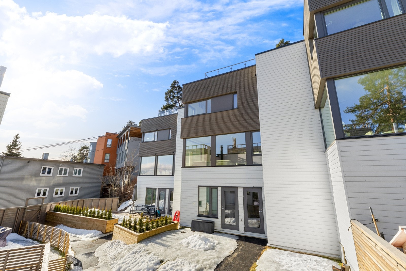 Boligen har eksklusiv, vedtektsfestet bruksrett til uteareal tilgrensende seksjonen på boligens fremside og bakside (se oversikt/kart vedlagt salgsoppgaven). Galleribilde