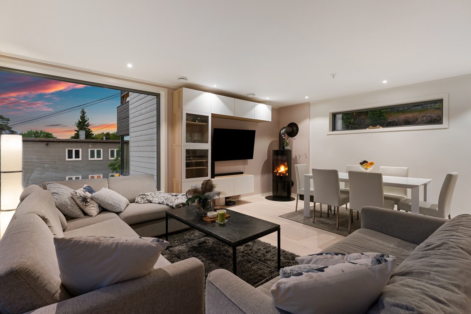 På gulvet er det lagt nydelig, lys 1-stavs parkett med gulvvarme, mens veggflatene er malt i hvitt og en dus, trendy rosatone. Galleribilde