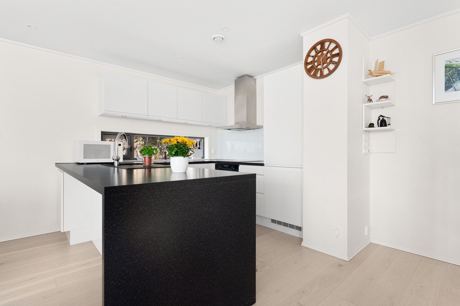 Ut mot stuen er det en stor og smart barløsning med rom for flere sitteplasser, perfekt til måltider og gode samtaler, men også for lekselesing mens middagen tilberedes. Galleribilde