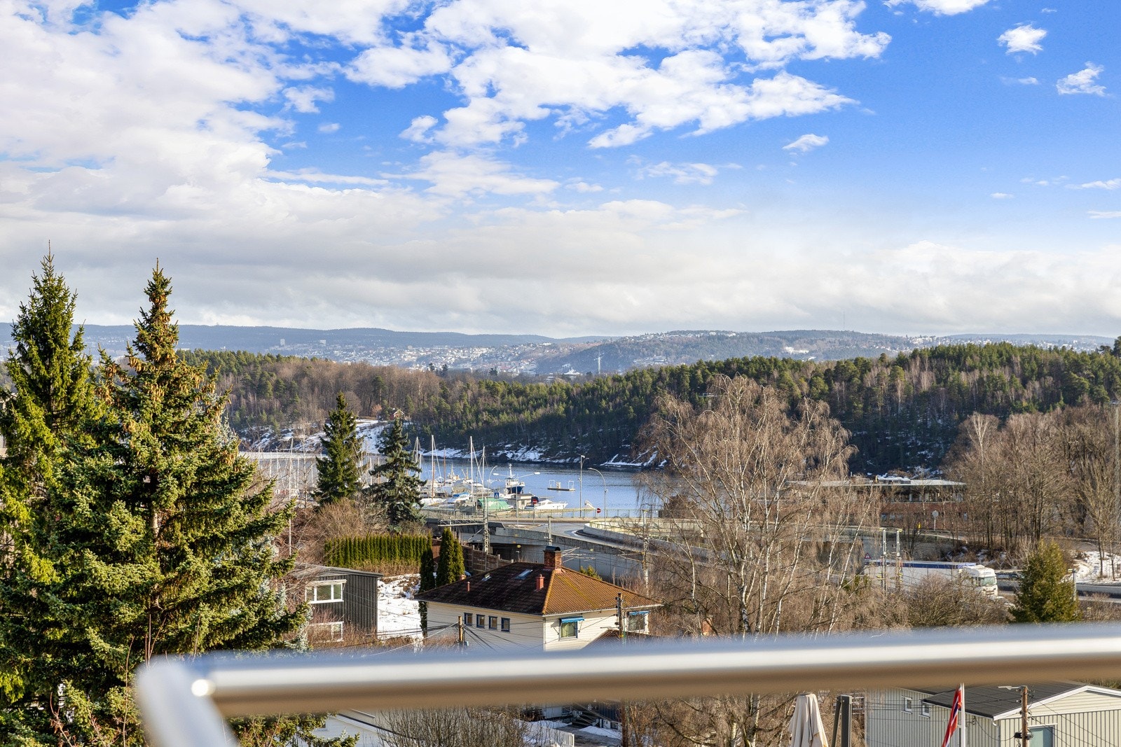 Upåklagelig fjordutsikt på terrassen. Galleribilde