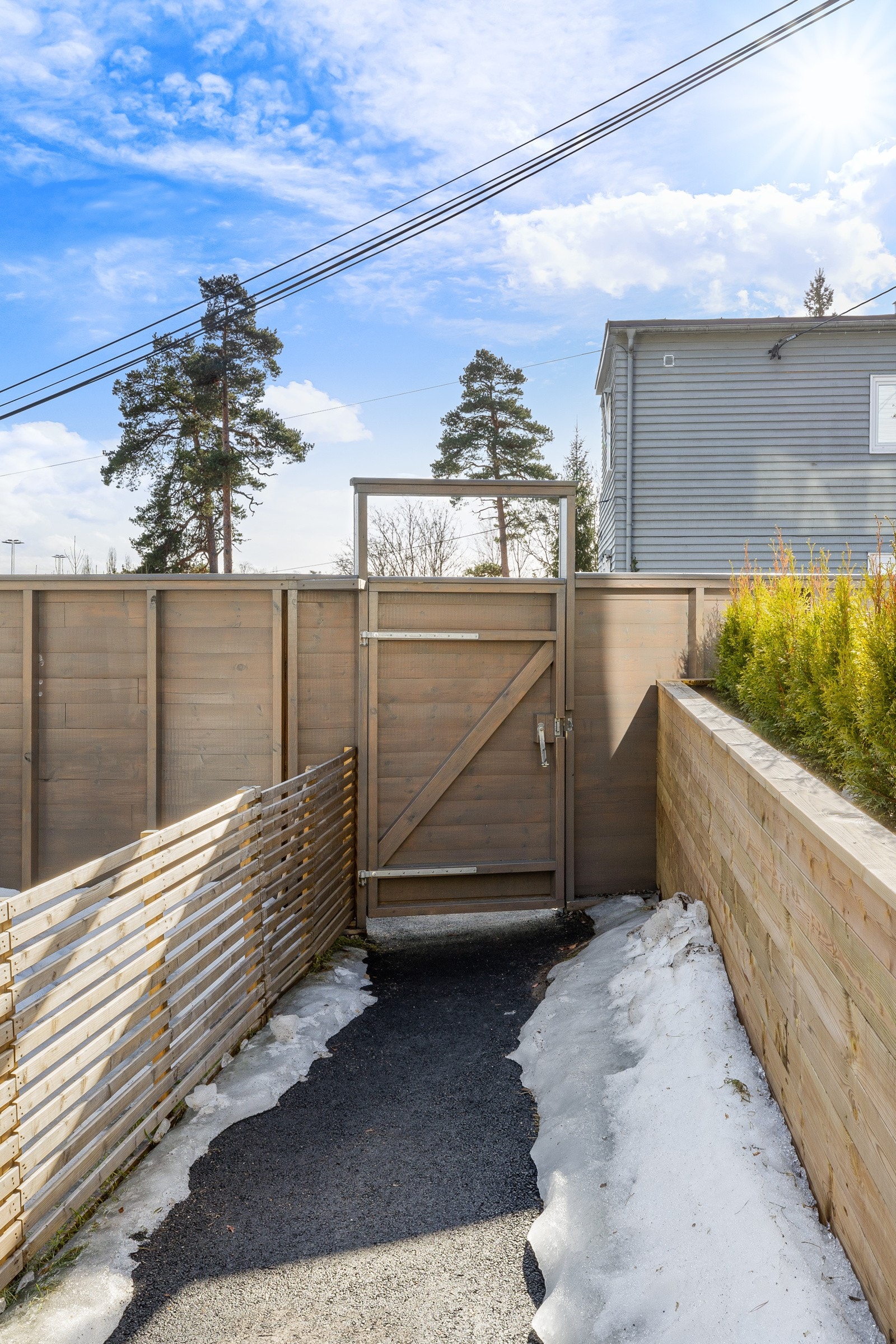 I enden mot trappen er det dør som gjør det trygt for barna. Galleribilde