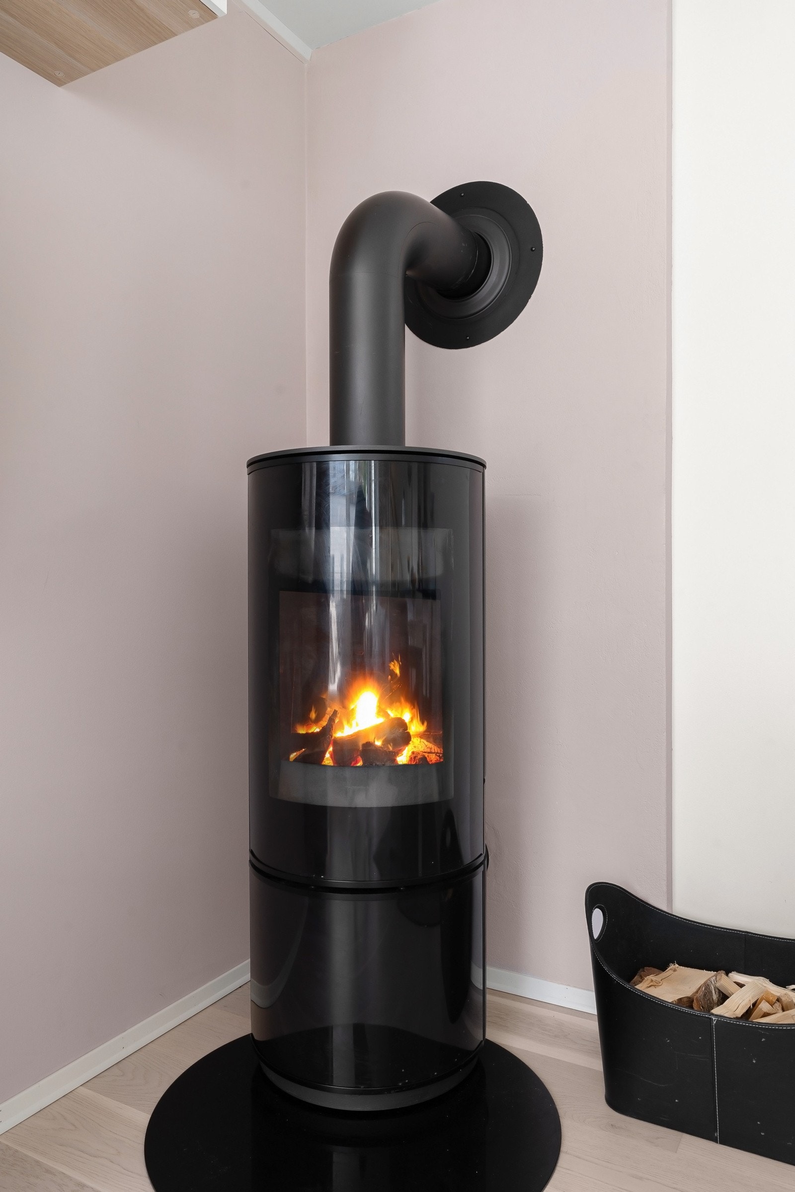 I stuen er det rentbrennende peisovn og varme i gulvet. Galleribilde