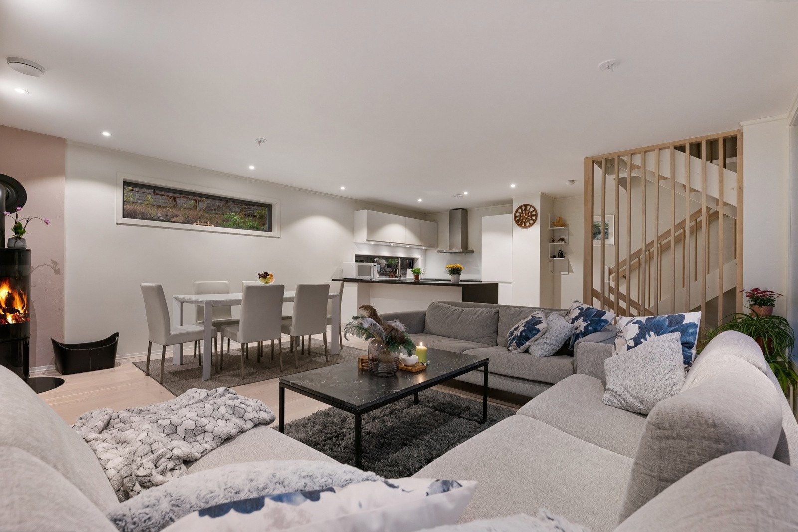 Stuen er naturlig inndelt i ulike brukssoner, og det passer utmerket å innrede med spiseplass ved kjøkkeninnredningen. Galleribilde