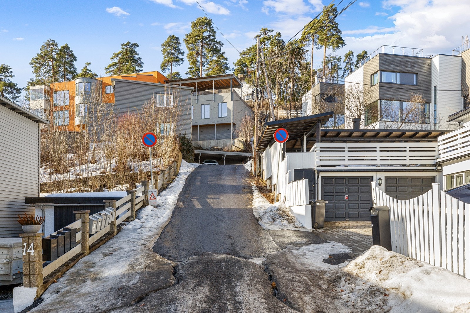 Det er oppvarmet, asfaltert adkomstvei. Galleribilde