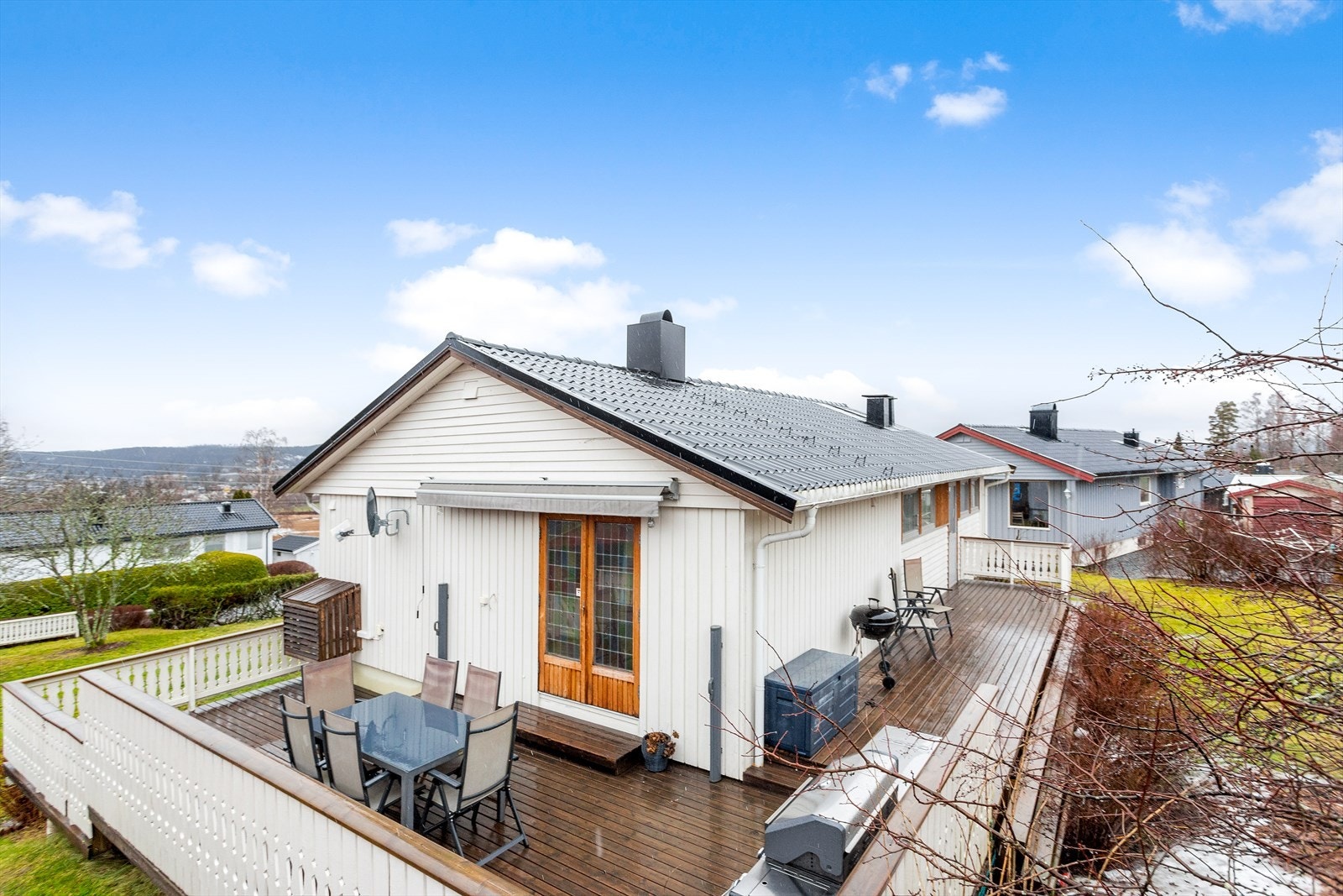 Terrassen strekker seg langs to av husets vegger, og det er plass til flere sittegrupper samt grill. Galleribilde