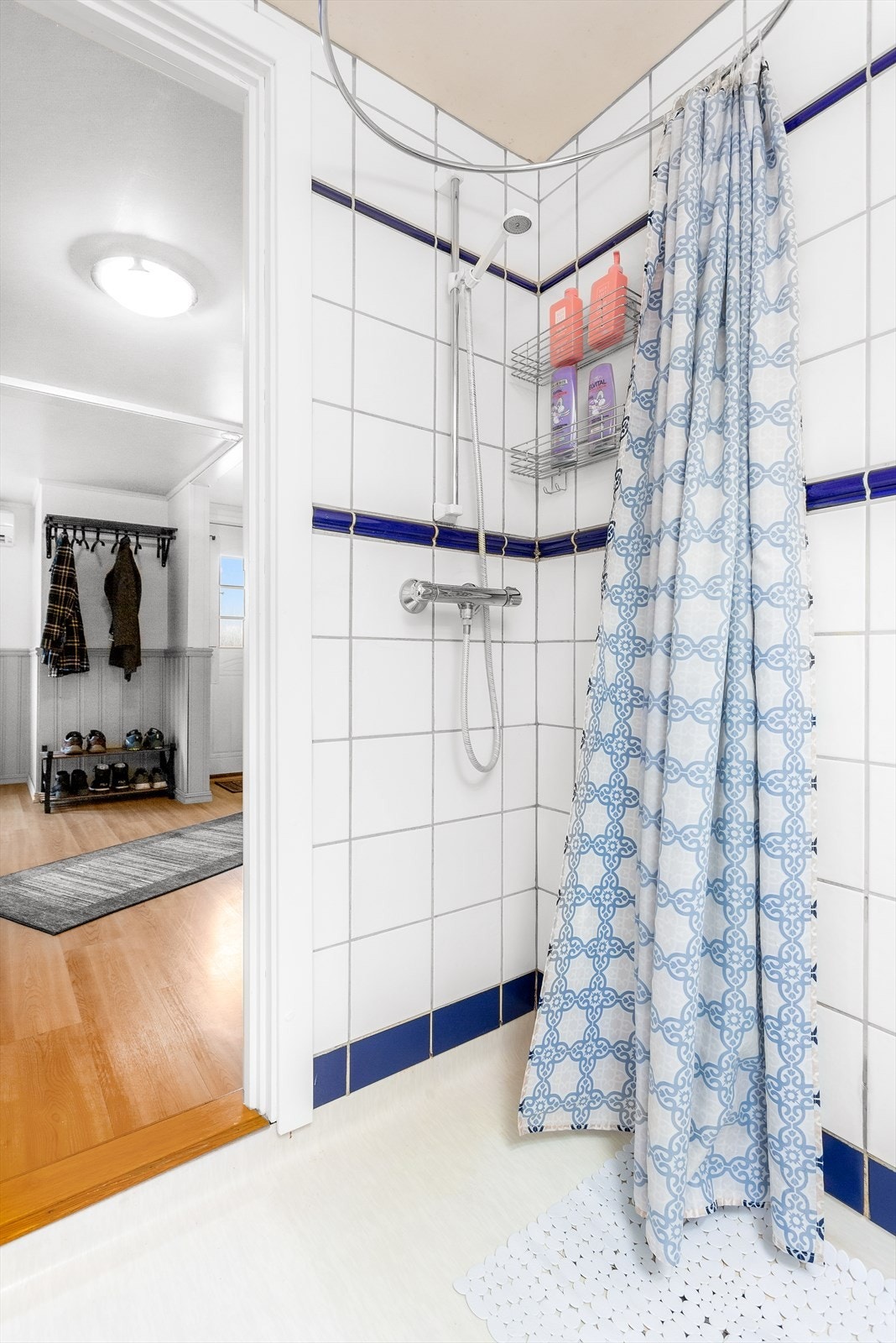 Videre har badet avtrekk, stråleovn, speil, armatur, toalett, servant med innredning samt dusj med forheng. Galleribilde