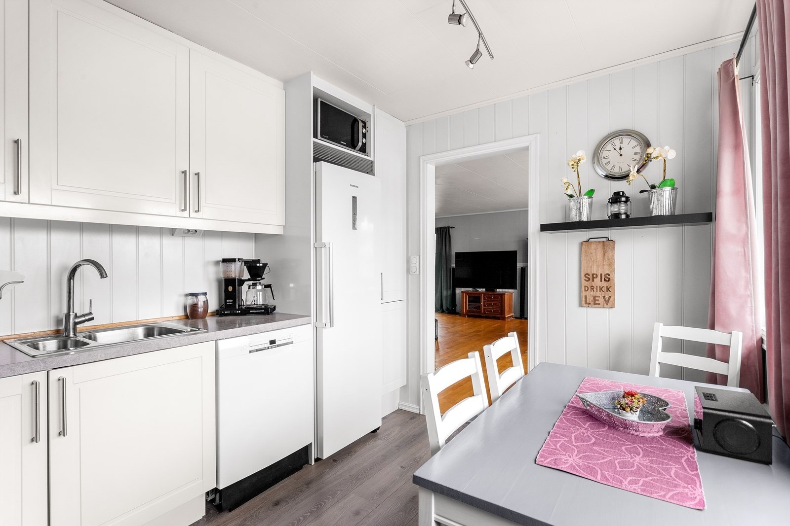 Kjøkkenet har profilert innredning samt noen fronter med glass samt laminat benkeplate med nedfelt stålkum. Galleribilde