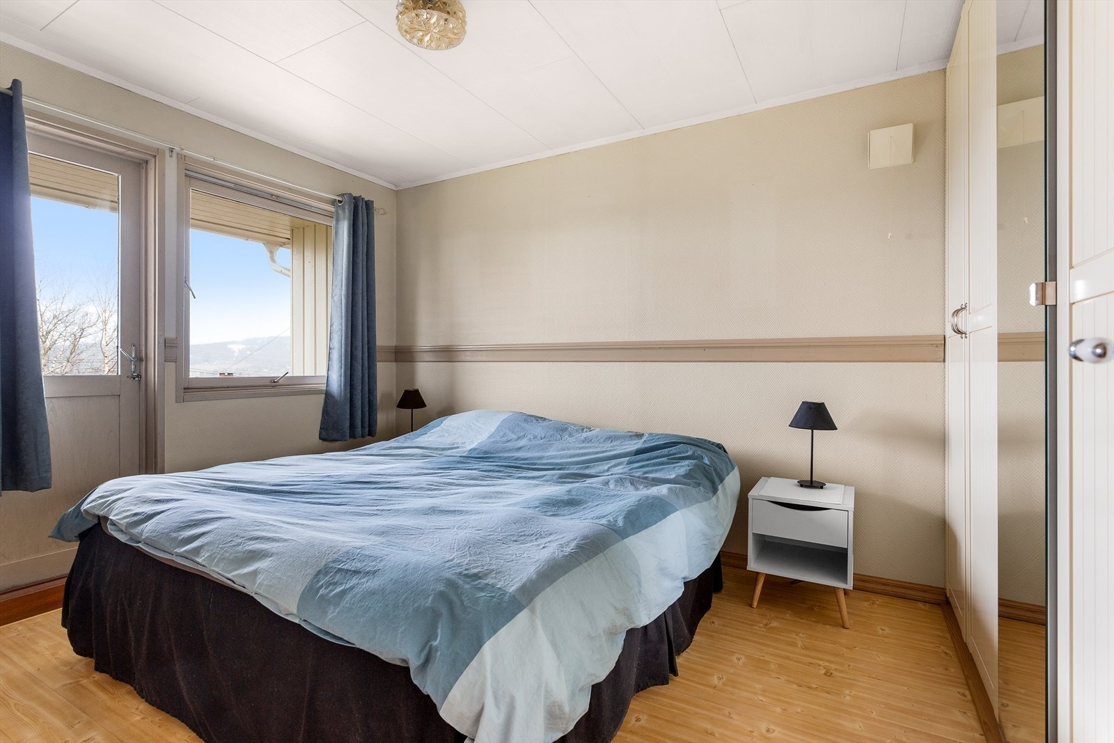 Etasjen har to gode soverom. Hovedsoverommet har god plass til dobbeltseng og tilhørende nattbord. Herfra er det utgang til veranda. Galleribilde