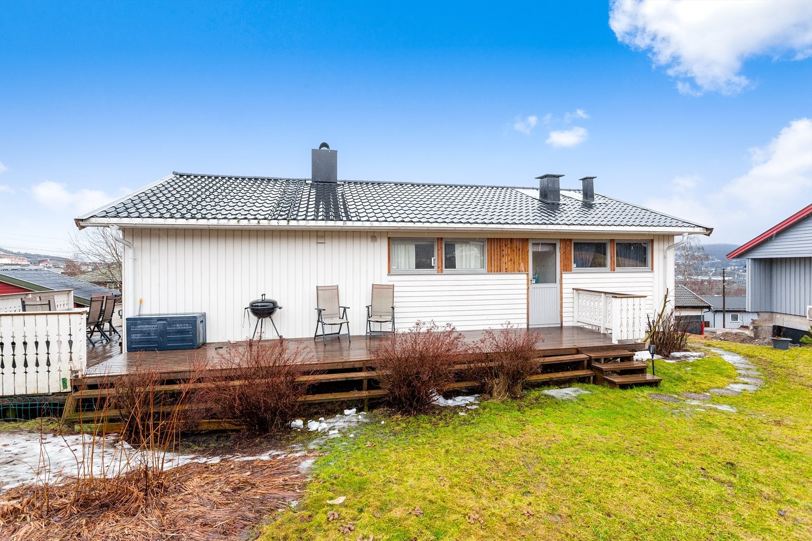 Terrassen strekker seg også langs baksiden av huset. Galleribilde