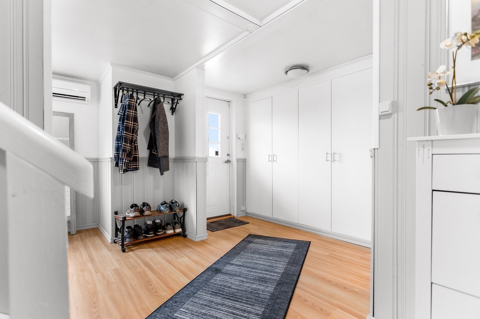 I hallen er det god plass til å henge fra seg yttertøy og sette fra seg sko. Galleribilde