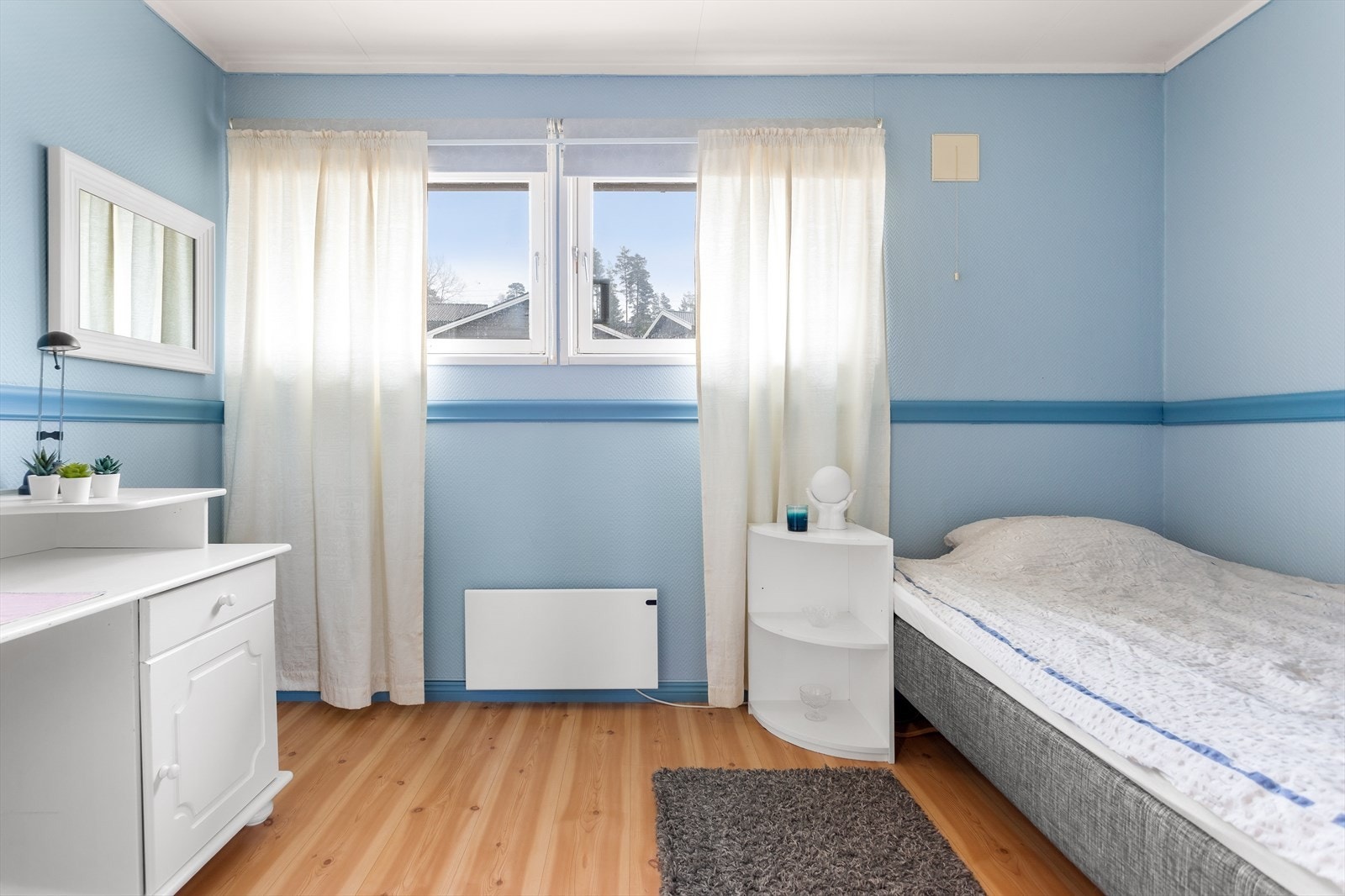 Soverom med plass til seng, nattbord, garderobe og evt. skrivebord. Galleribilde