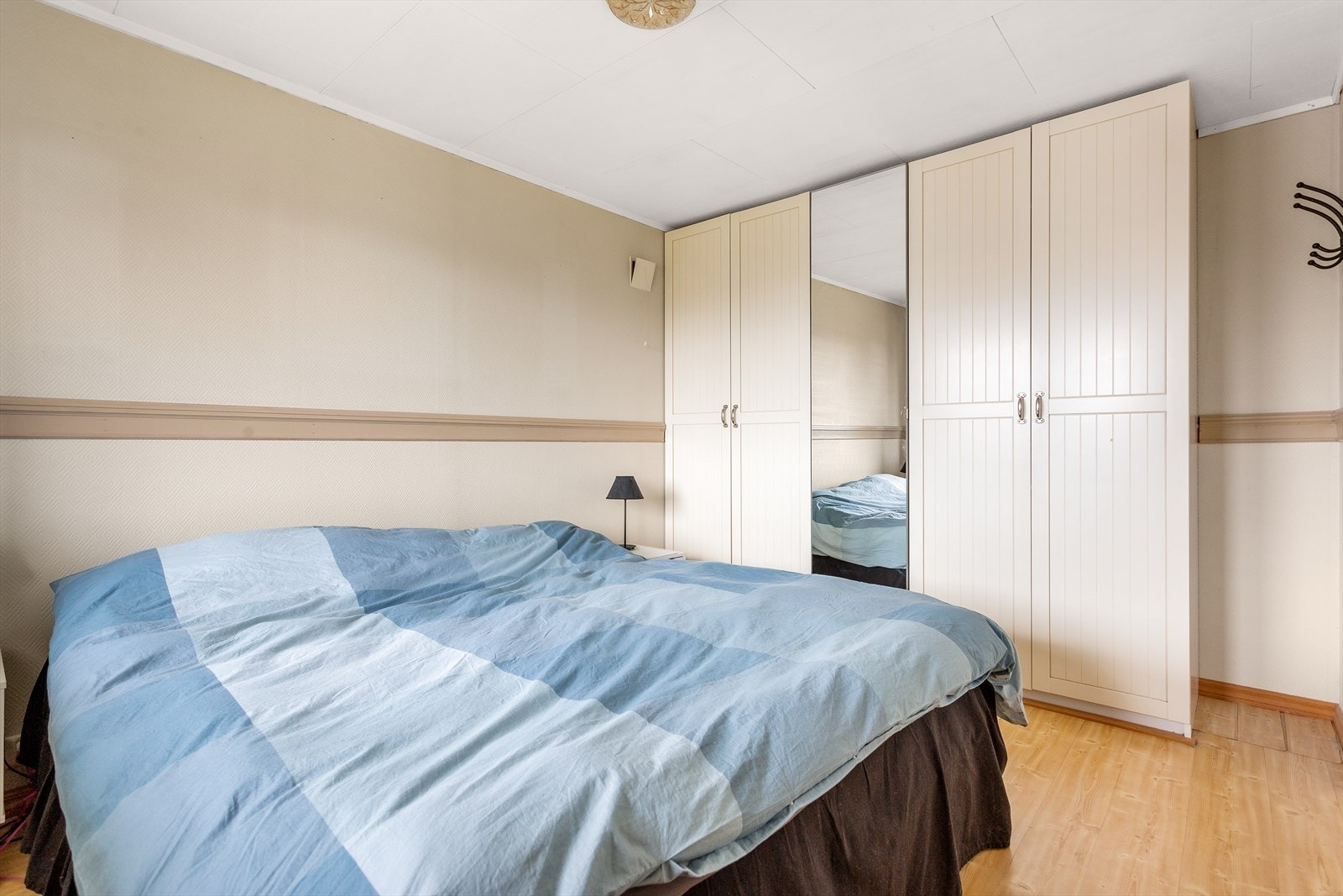 Det er montert en praktisk garderobe på rommet. Galleribilde