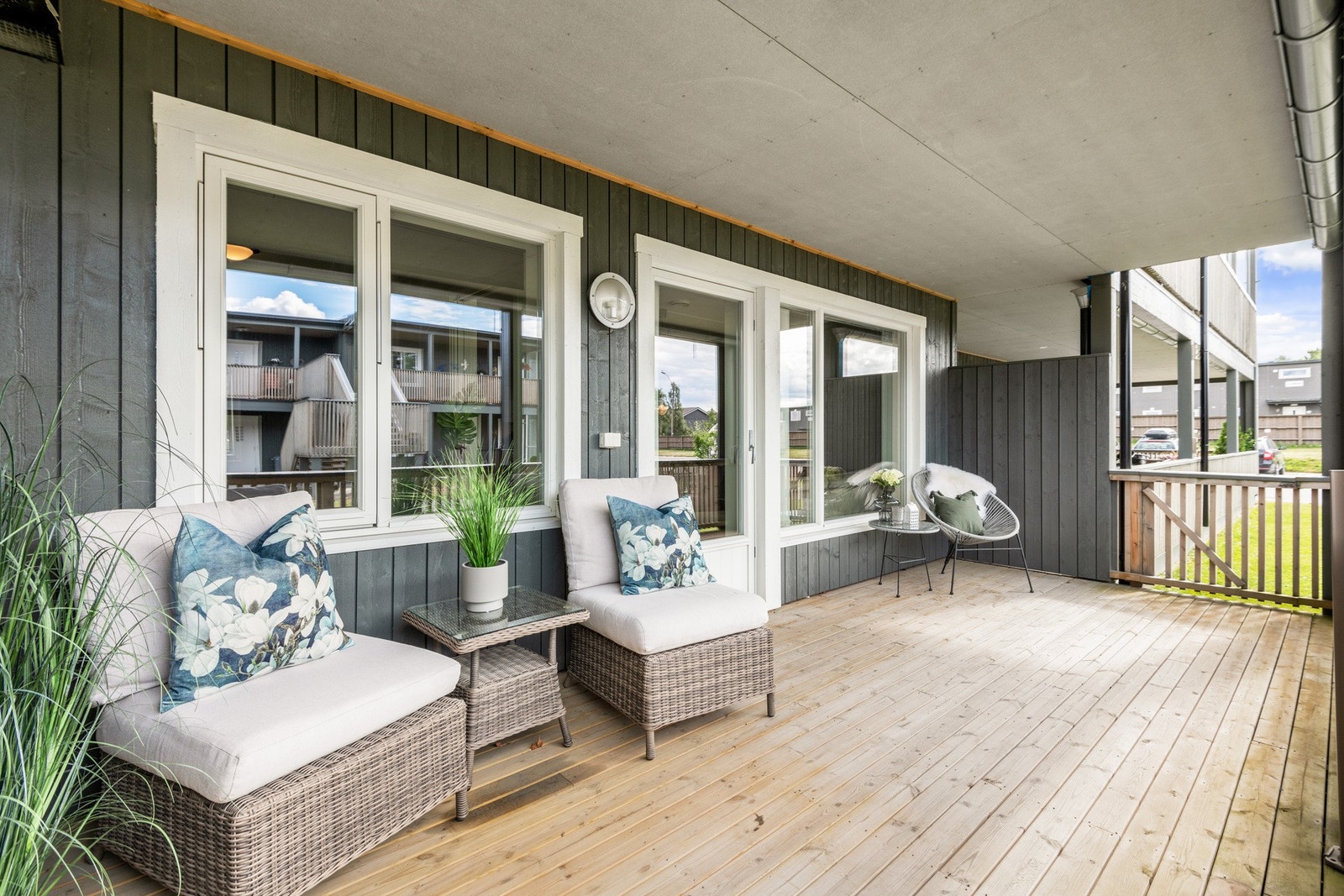Stor takoverbygd veranda med gode solforhold. Galleribilde