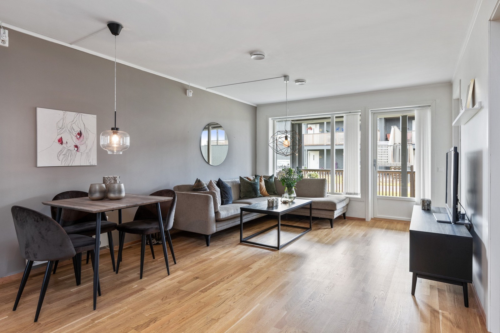 Gjennomlys stue med mulighet for både sofagruppe og spisebord. Galleribilde