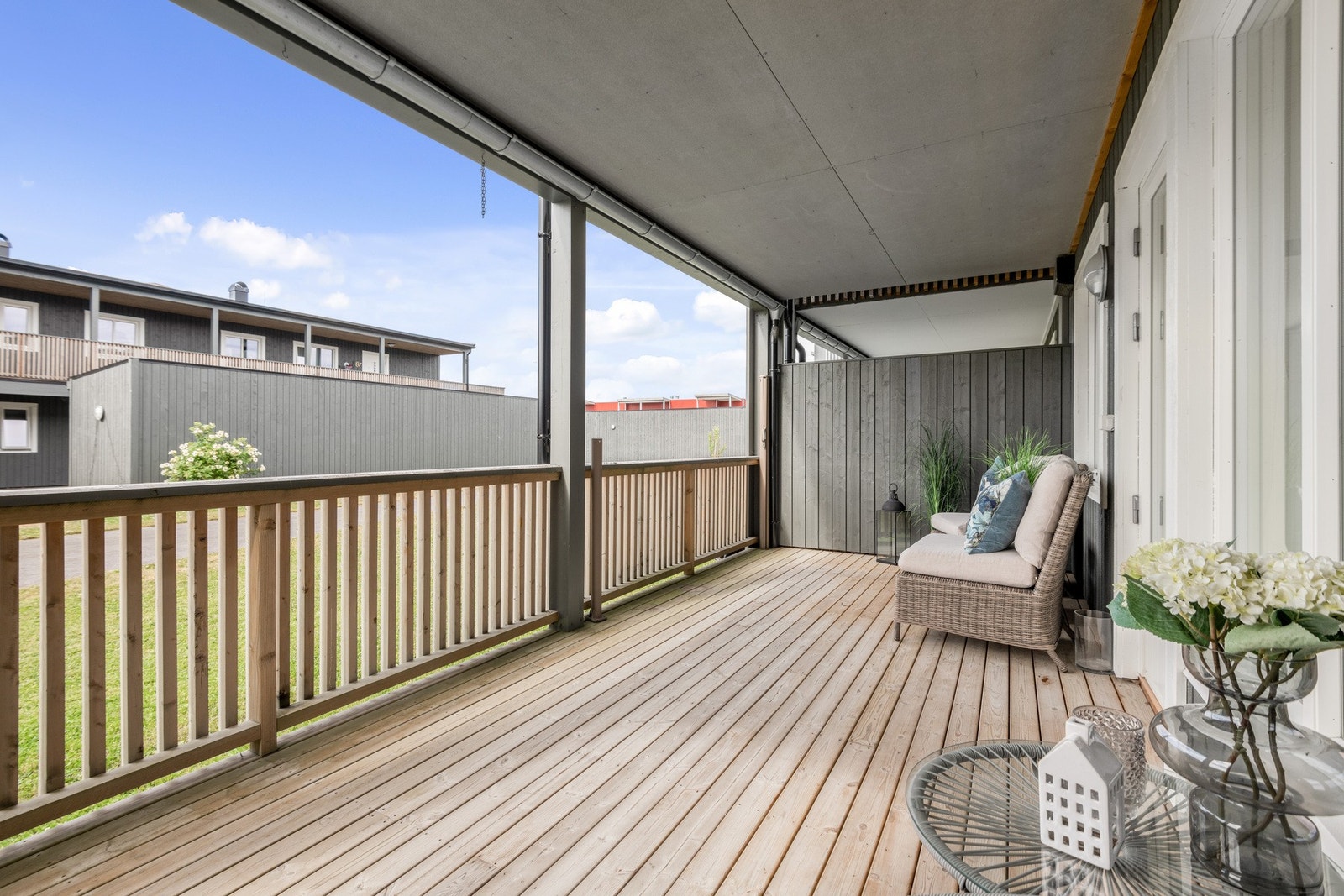 Fra stuen har man utgang til verandaen. Galleribilde